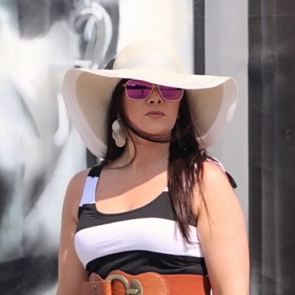 Hi! Thanks for stopping by to check out my closet! - Picture 2 of 3